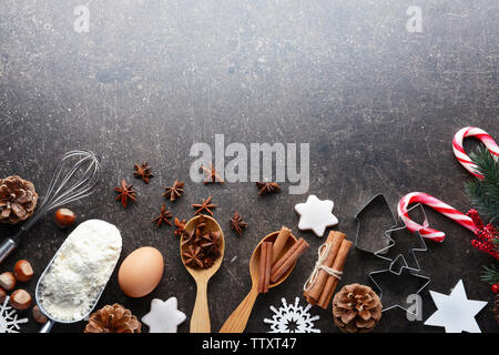 Composition des produits et Noël décor sur tableau noir Banque D'Images