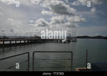 Bateaux sur une jetée, baie de Phang Nga, Phuket, Thaïlande Banque D'Images