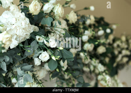 Décoration de la salle de banquet, mariage et zone photo arch avec des feuilles d'eucalyptus, hydrangea et eustoma dans la salle de mariage. Branches d'or. Weddin Banque D'Images