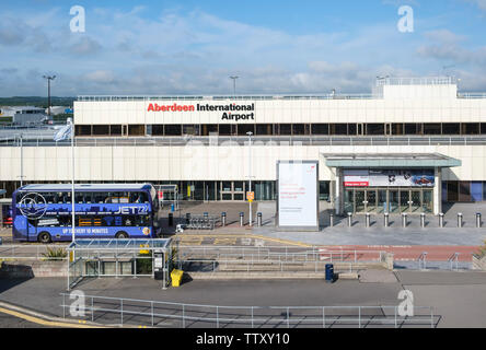 L'Aéroport International d'Aberdeen, Ecosse, avec l'extérieur Jet'Bus à un moment de tranquillité Banque D'Images