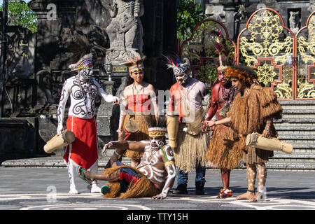 /DENPASAR BALI - 15 juin 2019 : la tribu papoue dancer posing et la préparation avant l'exécution au Bali Arts Festival 2019 (Pesta Kesenian Bali). C'est Banque D'Images