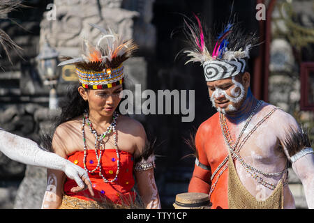 /DENPASAR BALI - 15 juin 2019 : la tribu papoue dancer posing et la préparation avant l'exécution au Bali Arts Festival 2019 (Pesta Kesenian Bali). C'est Banque D'Images