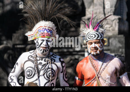 /DENPASAR BALI - 15 juin 2019 : la tribu papoue dancer posing et la préparation avant l'exécution au Bali Arts Festival 2019 (Pesta Kesenian Bali). C'est Banque D'Images