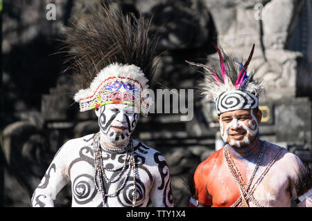 /DENPASAR BALI - 15 juin 2019 : la tribu papoue dancer posing et la préparation avant l'exécution au Bali Arts Festival 2019 (Pesta Kesenian Bali). C'est Banque D'Images