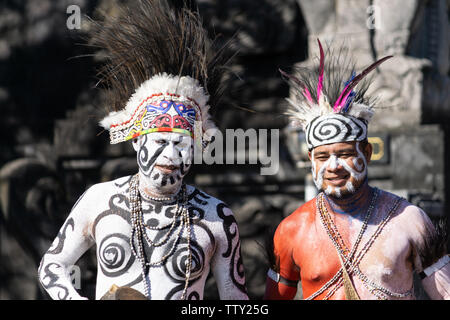 /DENPASAR BALI - 15 juin 2019 : la tribu papoue dancer posing et la préparation avant l'exécution au Bali Arts Festival 2019 (Pesta Kesenian Bali). C'est Banque D'Images