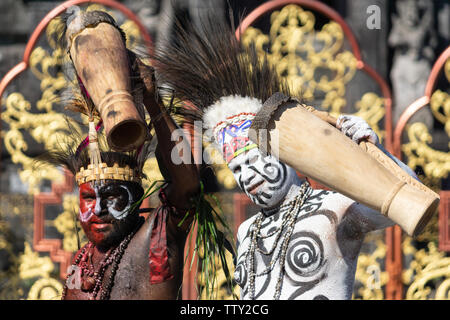 /DENPASAR BALI - 15 juin 2019 : la tribu papoue dancer posing et la préparation avant l'exécution au Bali Arts Festival 2019 (Pesta Kesenian Bali). C'est Banque D'Images