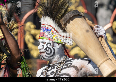 /DENPASAR BALI - 15 juin 2019 : la tribu papoue dancer posing et la préparation avant l'exécution au Bali Arts Festival 2019 (Pesta Kesenian Bali). C'est Banque D'Images