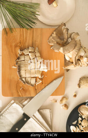 Champignons hachés sur une planche à découper cuisine à Banque D'Images