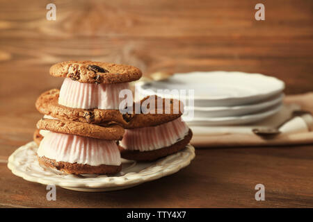 Ice cream sandwich cookies sur la plaque sur la table Banque D'Images