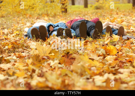 Happy Family resting in beautiful autumn park Banque D'Images