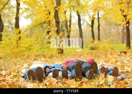 Happy Family resting in beautiful autumn park Banque D'Images