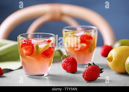 Deux verres à cocktail aux fraises sur la table Banque D'Images