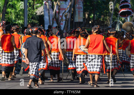 /DENPASAR BALI - 15 juin 2019 : l'Gebug Ende Karangasem danseurs, portant des costumes traditionnels, sont à pied pour leur tour d'exécuter à l'ouverture d'e Banque D'Images