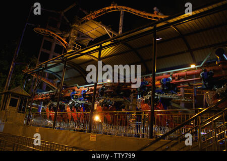 Montagnes russes dans un parc d'attractions, Genting Highlands, Malaisie Banque D'Images