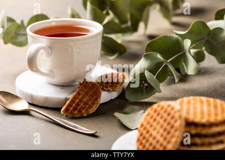 Tasse de thé avec syrupwaffles cookies Banque D'Images