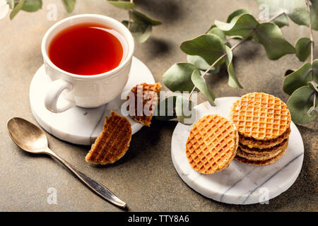 Tasse de thé avec syrupwaffles cookies Banque D'Images