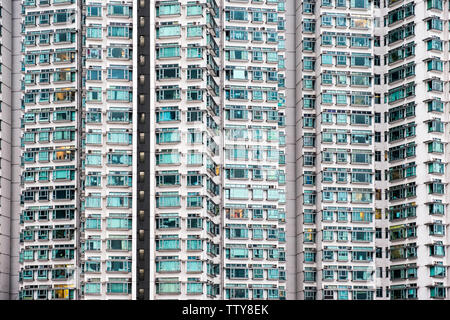 Appartement extérieur façade transparente avec fenêtres en verre vert Banque D'Images