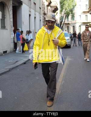 Milan, Italie : 17 Juin 2019 : blogueurs de la mode et les modèles tenues après street style fashion show Armani Milano fashion week homme 2019/2020 Banque D'Images