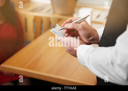 Gros plan du waiter taking order in cafe Banque D'Images