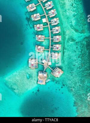 Prise de vue aérienne de maisons construites au-dessus de la mer dans le Îles Maldives Banque D'Images