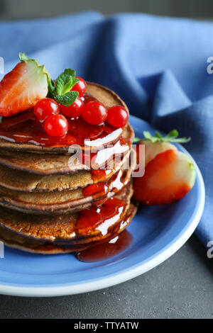 Décorées de délicieuses crêpes aux fruits rouges et bleus serviette sur le tableau Banque D'Images