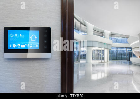 Avec l'écran smart smart home avec hall moderne Banque D'Images