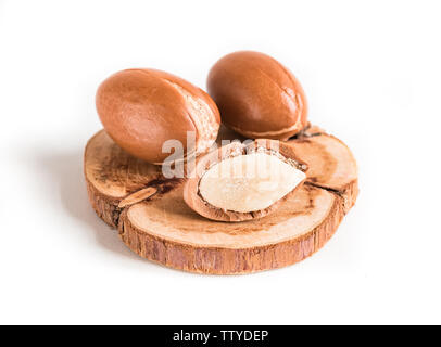 Les noix d'argan marocain sur fond bois close-up blanc isolé. Argania spinosa graines. Banque D'Images