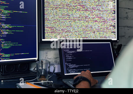 Web programmeur développeur travaillant sur plusieurs ordinateurs Banque D'Images
