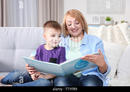 Lecture grand-mère son petit-fils d'adresses Banque D'Images