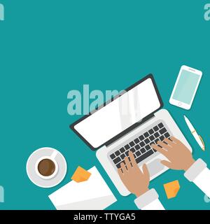 Lieu de travail avec le café, smartphone et ordinateur portable avec les mains sur le clavier. la main de l'ordinateur à l'aide d'isolé sur fond bleu. Vue de dessus de l'ordinateur portable. fr Illustration de Vecteur