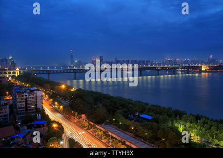 Vue de nuit sur le pont de la rivière Yangtze à Wuhan Banque D'Images
