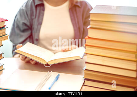 Young student sitting at desk in home l'étude et la lecture, faire des devoirs et préparation à l'examen pratique de la leçon, de l'éducation entrée concept. Banque D'Images