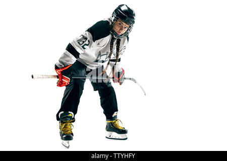 Jeune joueur de hockey féminin isolé sur fond blanc. Le port du casque et l'équipement de la sportive comité permanent avec le bâton. Concept de sport, bonne hygiène de vie, de mouvement, de mouvement, d'action. Banque D'Images