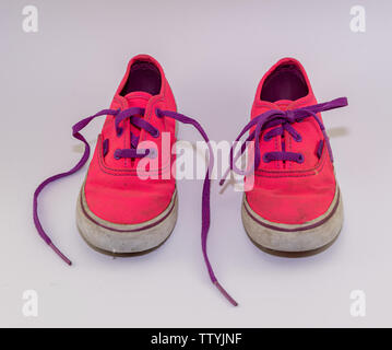 Cute pink kids chaussures avec lacets violet , vue de face sur un fond blanc Banque D'Images