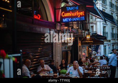 Un Mayhane au passage traditionnel Balik juste à côté de la rue Istiklal à Beyoglu, Istanbul, Turquie Banque D'Images