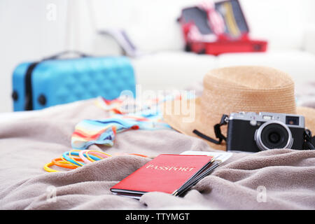 Vêtements prêt à l'emballage dans le meilleur cas sur lit, closeup Banque D'Images