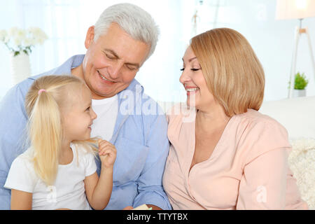 Happy cute girl avec les grands-parents dans la salle de séjour Banque D'Images