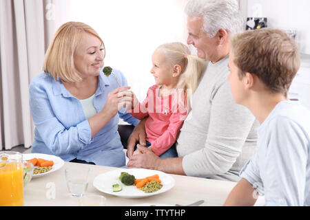 Happy Family le déjeuner dans la cuisine Banque D'Images