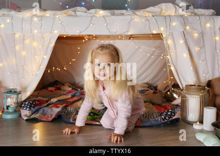 Cute funny girl sortir d'igloo à la maison Banque D'Images