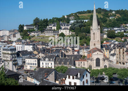 Tulle (centre-sud de la France) : aperçu de la ville centre. Sur la droite, Cathédrale de Tulle (anglais : 'Cathédrale Notre-Dame de Tulle'), bâtiment regis Banque D'Images