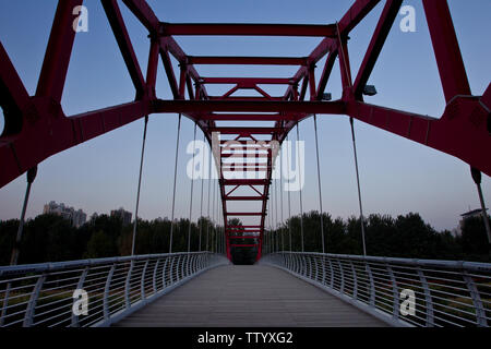 Structuré en acier pont en bois Banque D'Images