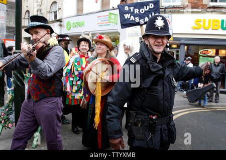 Un policier en gardant le trafic du cortège. Les Stroud Wassail winter festival a eu lieu le samedi autour de la ville, doté d'environ 4 Banque D'Images