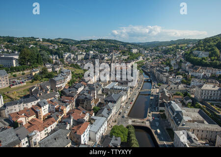 Tulle (centre-sud de la France) : aperçu de la ville centre. Au milieu, la rivière Corrèze. Sur la gauche, Cathédrale de Tulle (anglais : 'Cathédrale Notr Banque D'Images