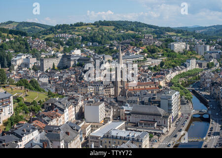 Tulle (centre-sud de la France) : aperçu de la ville centre. Sur la droite, la rivière Corrèze. Au milieu, Cathédrale de Tulle (anglais : 'Cathedrale pas Banque D'Images