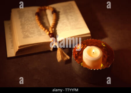 Bible et bougie allumée sur la table Banque D'Images