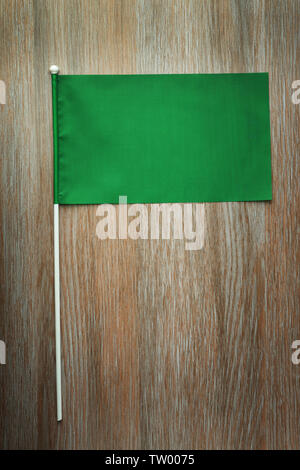 Drapeau vert blanc sur fond de bois Banque D'Images