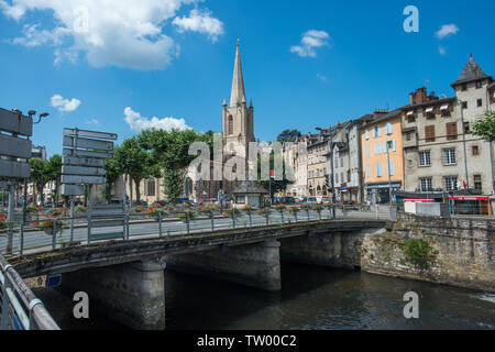 Tulle (sud-ouest de la France) : la rivière Corrèze quai Baluze et ' ' dans le centre-ville. Dans l'arrière-plan, Cathédrale de Tulle (Français ' cathédrale Notre- Banque D'Images