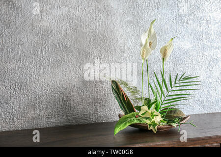 Arrangement de fleurs sur un fond de couleur Banque D'Images