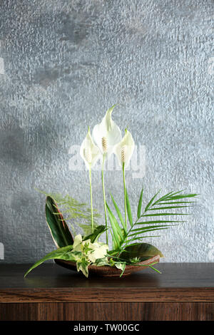 Arrangement de fleurs sur un fond de couleur Banque D'Images