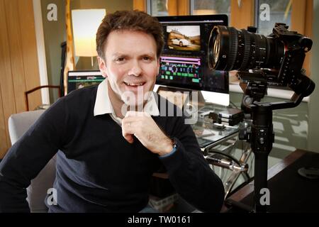 Tom Wakefield de Cotswold TV video société de production, dans sa salle de montage. Banque D'Images